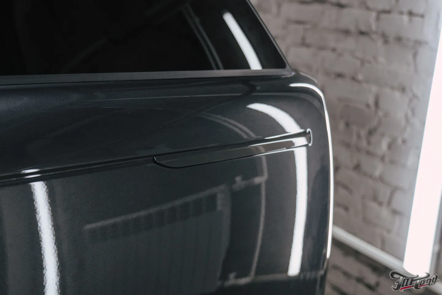 Защитили Range Rover Autobiography прозрачным глянцевым полиуретаном и оклеили панель и экран в салоне